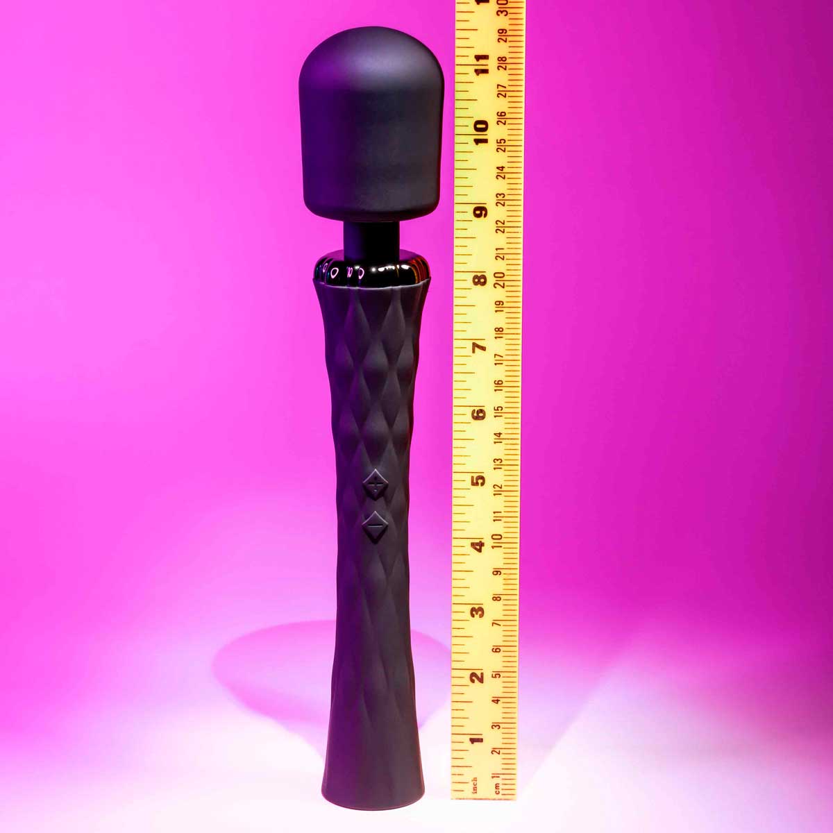 Massageador em Silicone Aveludado com 10 Modos de Vibração, 3 Níveis de Velocidade, Resistente à Água e Recarregável - Evolved Playboy Pleasure Royal Wand - 5