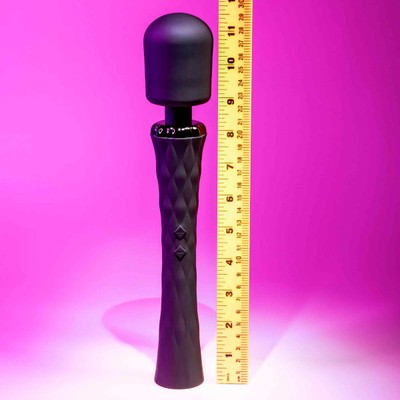 Foto 5 do produto Massageador em Silicone Aveludado com 10 Modos de Vibração, 3 Níveis de Velocidade, Resistente à Água e Recarregável - Evolved Playboy Pleasure Royal Wand