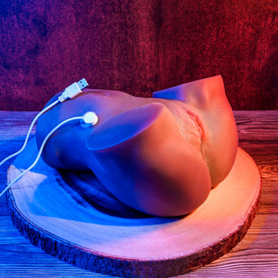 Masturbador com Cintura, Vagina e Ânus Penetráveis em TPE com 5 Modos de Vibração, Suções e Controle Remoto Sem Fio - Zero Tolerance Rear Beauty | 26 x 21 cm | Disponível em 2 Cores