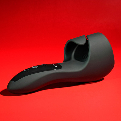 Foto 2 do produto Masturbador Recarregável com 10 Modos de Vibração, 3 Intensidades e Alça Ergonômica - Gender X The Embrace | 18 x 5,7 cm