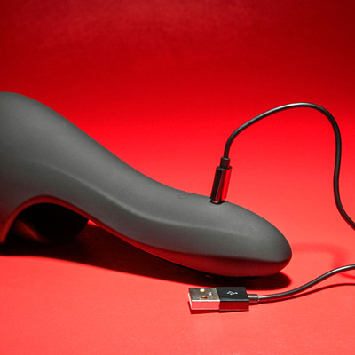 Foto 3 do produto Masturbador Recarregável com 10 Modos de Vibração, 3 Intensidades e Alça Ergonômica - Gender X The Embrace | 18 x 5,7 cm