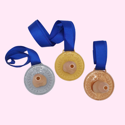 Medalha Erótica com Mini Pênis Decorativo - FestaChic | Disponível em 3 Cores