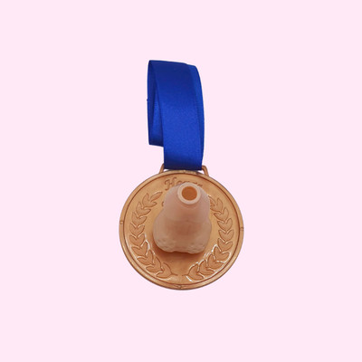 Foto 3 do produto Medalha Erótica com Mini Pênis Decorativo - FestaChic | Disponível em 3 Cores