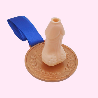 Foto 4 do produto Medalha Erótica com Mini Pênis Decorativo - FestaChic | Disponível em 3 Cores
