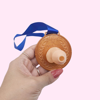 Foto 5 do produto Medalha Erótica com Mini Pênis Decorativo - FestaChic | Disponível em 3 Cores