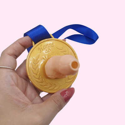Foto 8 do produto Medalha Erótica com Mini Pênis Decorativo - FestaChic | Disponível em 3 Cores