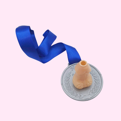 Foto 9 do produto Medalha Erótica com Mini Pênis Decorativo - FestaChic | Disponível em 3 Cores