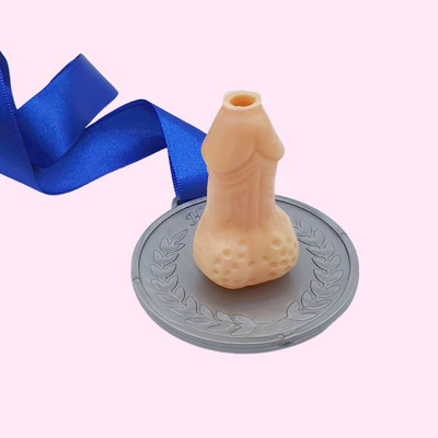 Foto 10 do produto Medalha Erótica com Mini Pênis Decorativo - FestaChic | Disponível em 3 Cores