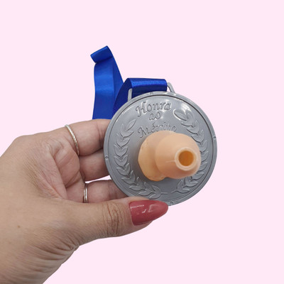 Medalha Erótica com Mini Pênis Decorativo - FestaChic | Disponível em 3 Cores