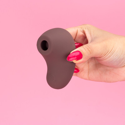 Mini Estimulador Sugador Clitoriano em Silicone com 10 Modos de Pulsação, Recarregável e Resistente à Água - Exclusiva Ellen | Disponível em 5 Cores