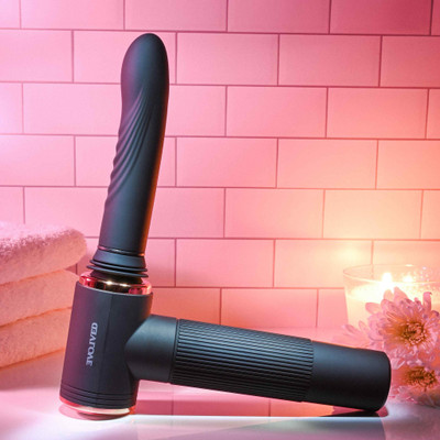 Foto 4 do produto Mini Máquina do Sexo Recarregável com Penetrador em Silicone, 7 Vibrações, Movimentos Vai e Vem, Função Aquecimento e Ventosa - Evolved Love Is Back Too Hot To Handle