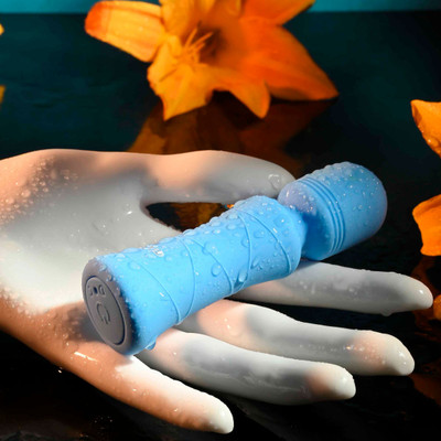 Foto 5 do produto Mini Varinha Mágica Massageadora Recarregável, em Silicone com 7 Modos de Vibração - Evolved Out Of The Blue | 10 x 2,6 cm