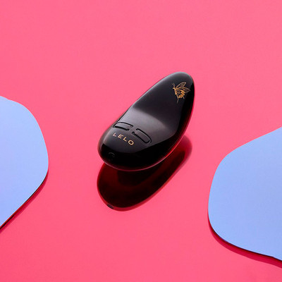 Mini Vibrador para o Clítoris em Silicone e Abs com 10 Modos de Vibração , À Prova d'Água e Carregamento via Cabo USB - Lelo Nea 3 | Disponível em 2 Cores