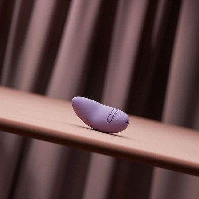 Foto 5 do produto Mini Vibrador de Clitóris em Silicone Seguro Para o Corpo com 10 Modos de Vibração, À Prova d'Água e Carregamento via Cabo USB - Lelo Lily 3 | Disponível em 2 Cores