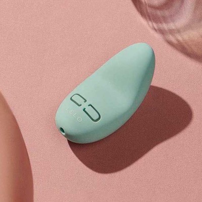 Mini Vibrador de Clitóris em Silicone Seguro Para o Corpo com 10 Modos de Vibração, À Prova d'Água e Carregamento via Cabo USB - Lelo Lily 3 | Disponível em 2 Cores