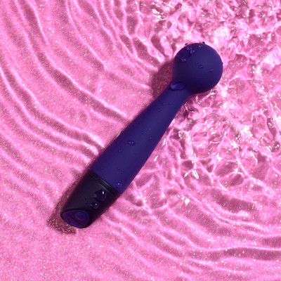 Foto 2 do produto Mini Vibrador Massageador em Silicone, 10 Modos de Vibração e Recarregável via USB - Selopa Gumball | 13,3 x 2,9 cm