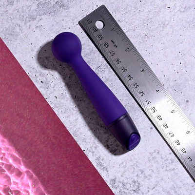 Foto 3 do produto Mini Vibrador Massageador em Silicone, 10 Modos de Vibração e Recarregável via USB - Selopa Gumball | 13,3 x 2,9 cm