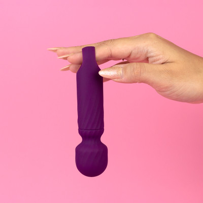 Foto 4 do produto Mini Vibrador Massageador em Silicone com 12 Modos de Vibração e Carregamento via Cabo USB - Exclusiva Aretha | 13,3 x 3,3 cm
