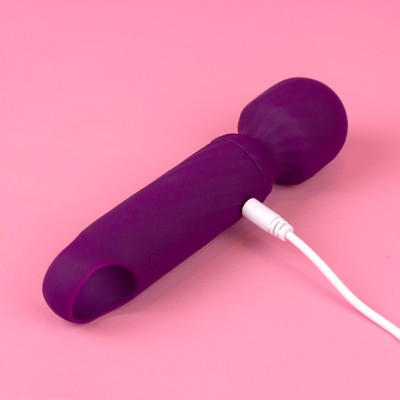 Foto 2 do produto Mini Vibrador Massageador em Silicone com 12 Modos de Vibração e Carregamento via Cabo USB - Exclusiva Aretha | 13,3 x 3,3 cm
