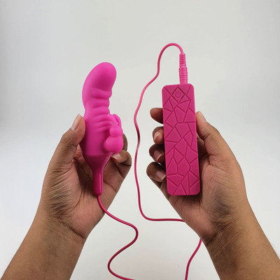 Mini Vibrador Rabbit de Ponto G e Clitóris com 10 Modos de Vibração e Controle Remoto com Fio - Motive Vibrator Bunny | 8 x 3,3 cm