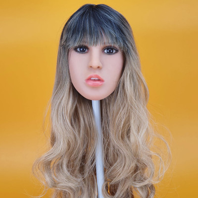 Mônica - Boneca Realística em TPE com Pele Morena, Cabelo Longo Loiro, Olhos Castanhos Escuro, Seios Médio, Vértebras em Aço e Acessórios - 38 Kg e 1,66 Metros de Altura