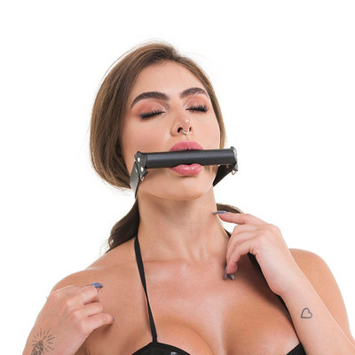 Mordaça em Forma de Bastão Com Fivela Ajustável e Detalhes de Rebites - Sexy Fantasy Linha Sado | 62 cm