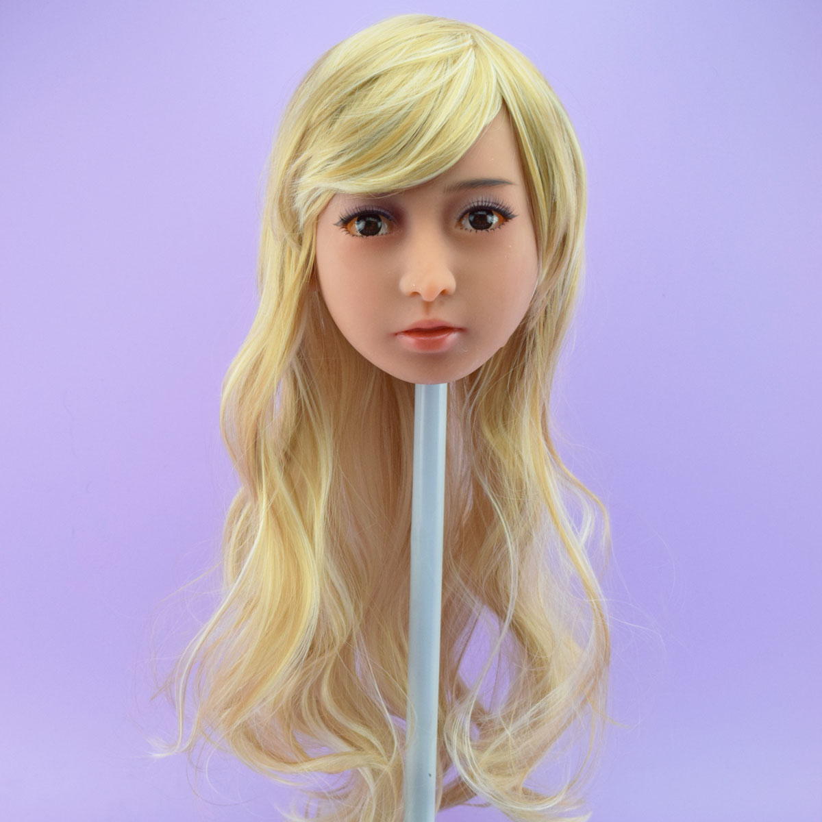 Nath - Boneca Realística em TPE com Pele Morena, Cabelo Longo Loiro, Olhos Castanhos, Seios Pequenos, Vértebras em Aço e Acessórios - 36 Kg e 1,58 Metros de Altura - 10