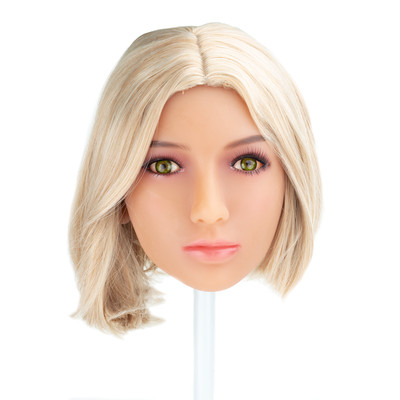 Nina - Boneca Realística em TPE com Pele Morena, Cabelo Loiro Curto, Olhos Verdes, Seios Fartos, Vértebras em Aço e Acessórios - 39 Kg e 1,68 Metros de Altura