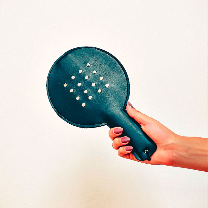 Palmatória Redonda com Rebites - Sexy Fantasy | 28 x 15,5 cm - 1