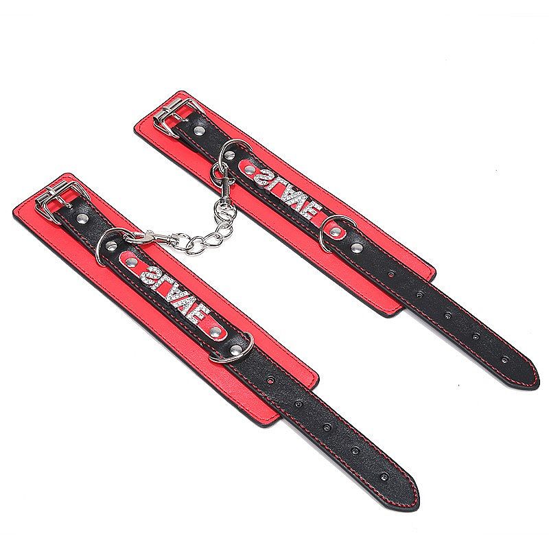 Par de Algemas em Couro Sintético com Fivelas Ajustáveis, Correntes e Letras com Strass - Sexy Import Slave - 4