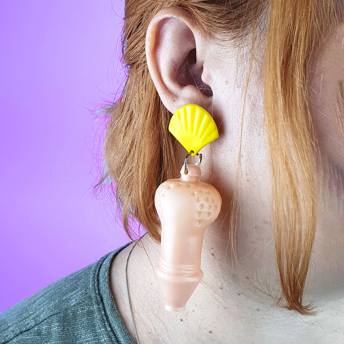 Par de Brincos Eróticos com Pedra em Formato de Concha e Mini Pênis - FestaChic - 2