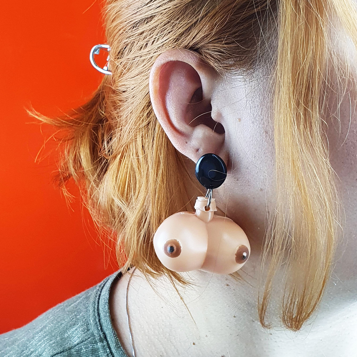 Par de Brincos Eróticos com Pedra e Mini Peitinho - FestaChic - 2