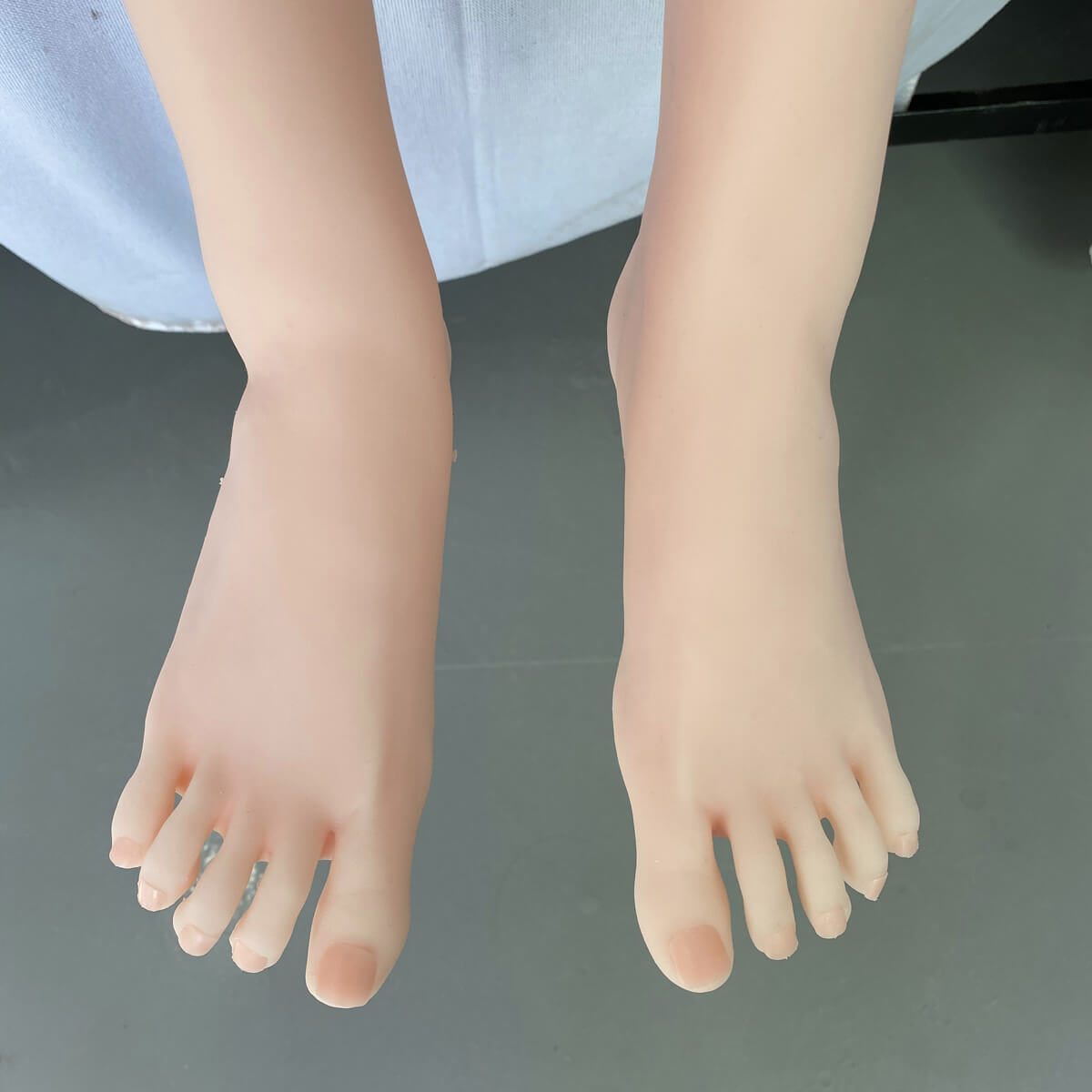 Pietra - Boneca Realística em Cyberskin com Pele Clara, Cabelo Longo, Olhos Castanhos, Seios Fartos, Vértebras em Aço e Acessórios - 35 Kg e 1,58 Metros de Altura - 10