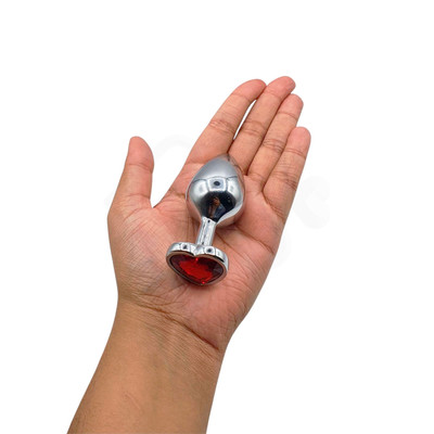 Plug Anal em Alumínio Polido no Tamanho M com Joia na Base em Forma de Coração - Adam & Eve Medium Red Heart Gem Anal Plug | 7,2 x 3,4 cm