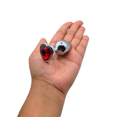 Foto 5 do produto Plug Anal em Alumínio Polido no Tamanho P com Joia na Base em Forma de Coração - Adam & Eve Small Red Heart Gem Anal Plug | 5,2 x 2,7 cm