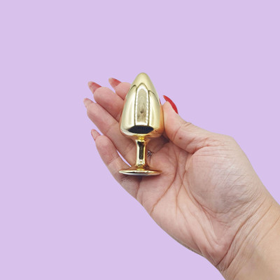 Plug Anal Cônico "M" Com Detalhe de Pedra com Bandeira do Orgulho - Hard Pride | 6,5 x 3,4 cm | Disponível em 2 Cores