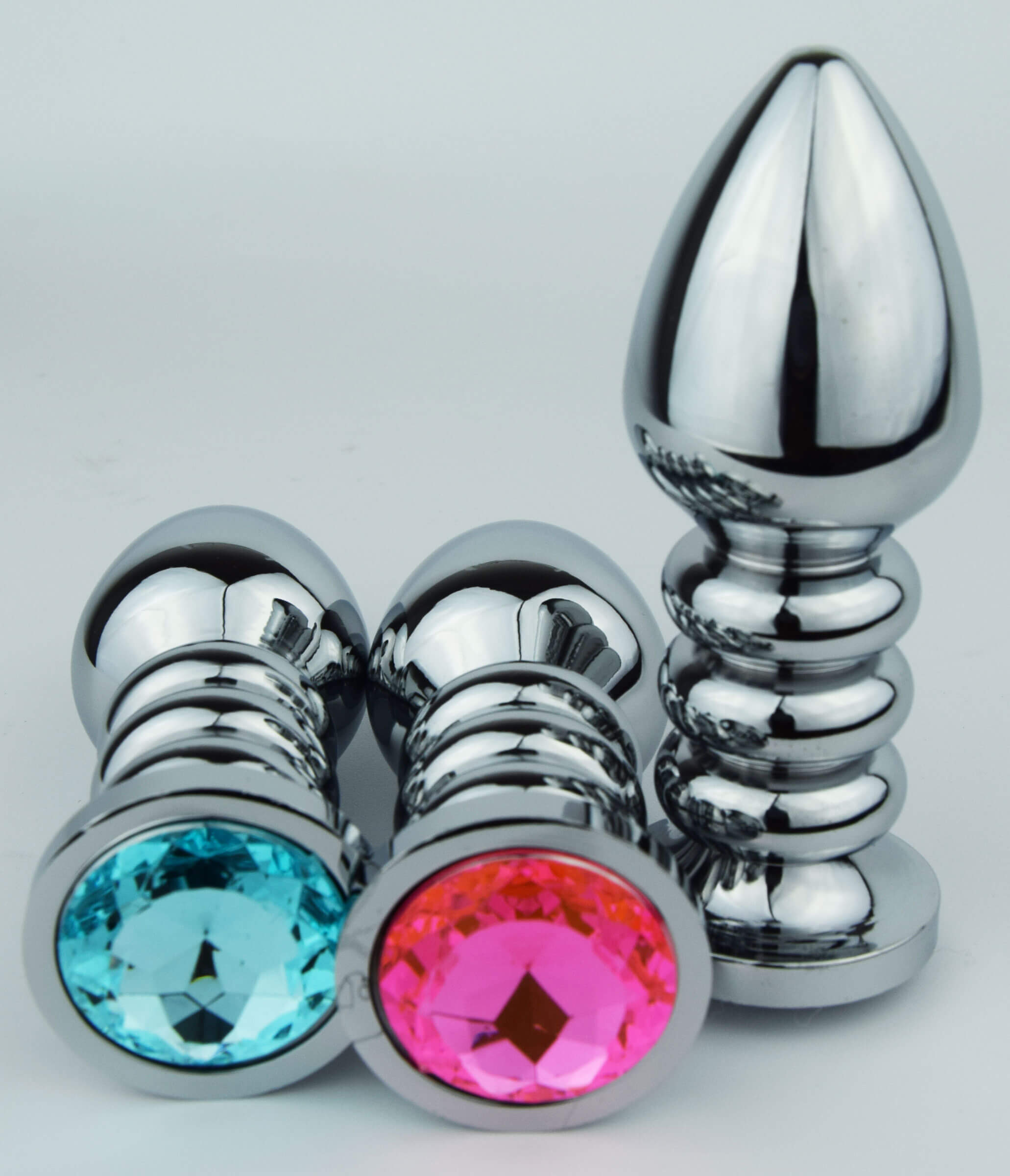 Plug Anal Cônico de Metal com Textura Anelar e Detalhe de Jóias na Base | Disponível em 4 Cores - 1