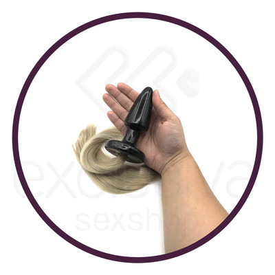 Plug Anal Cônico em PVC com Cauda de Fios Longos - 9,3 x 3,7 cm