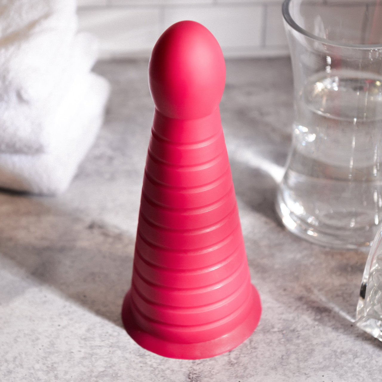 Plug Anal Feito em PVC Liso com Formato de Cone e Base em Ventosa - Zero Tolerance Everest | 24,5 x 9,1 cm - 3