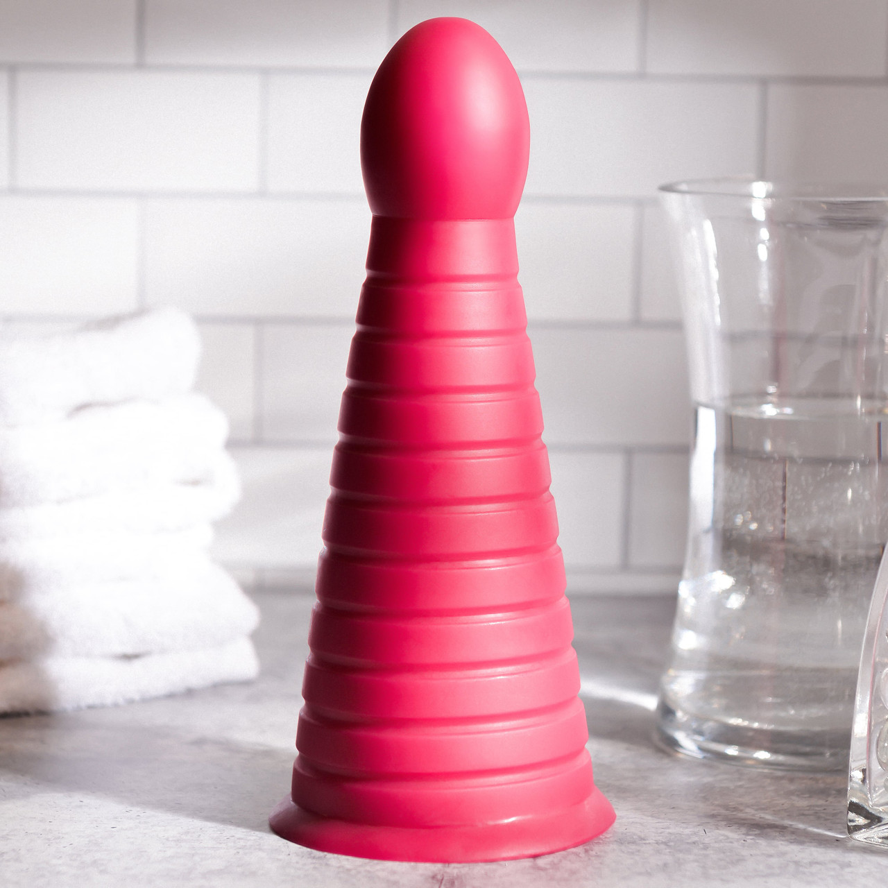 Plug Anal Feito em PVC Liso com Formato de Cone e Base em Ventosa - Zero Tolerance Everest | 24,5 x 9,1 cm - 1