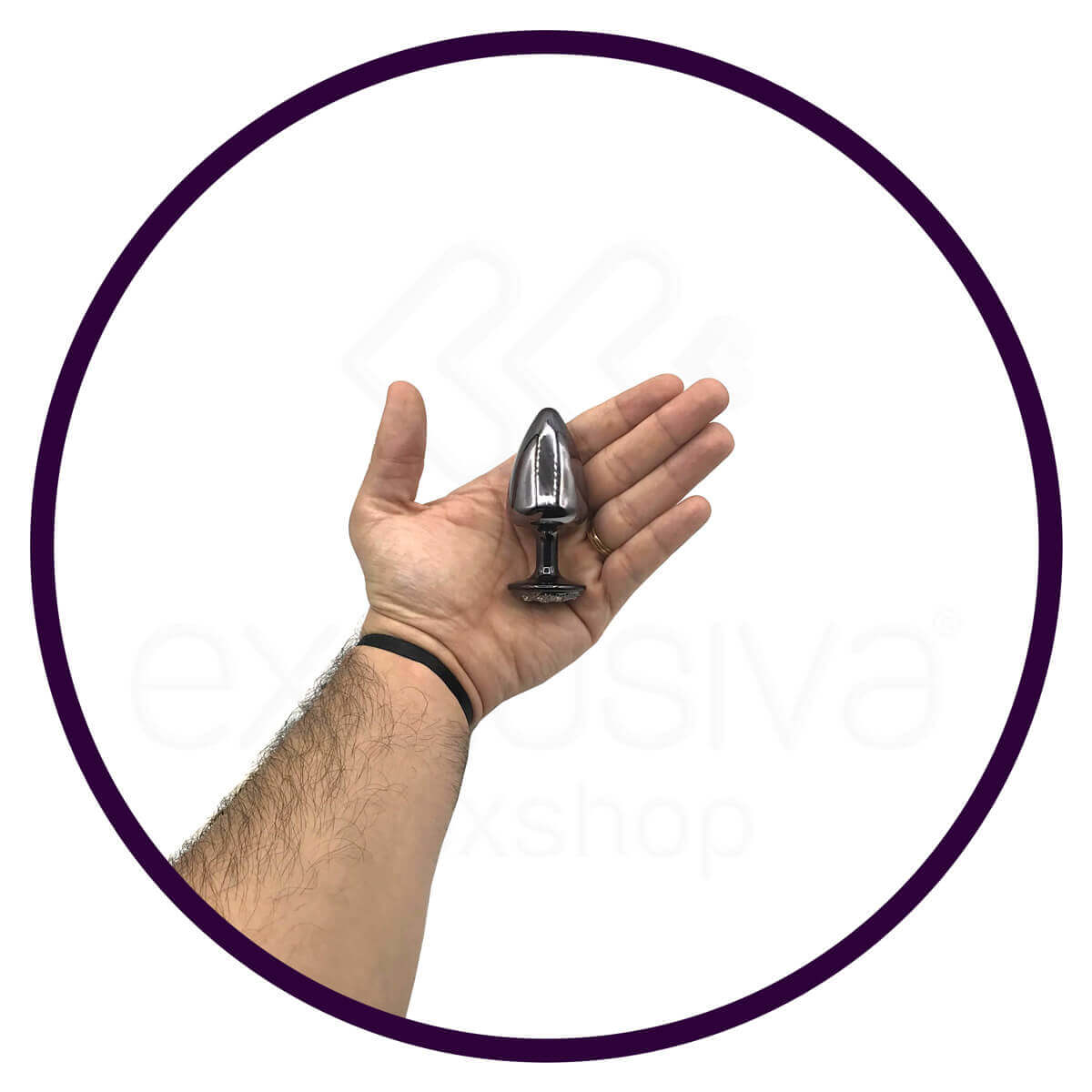 Plug Anal "M" em Metal com Formato Cônico e Detalhes de Joias Cravejado - Hard | 6,6 x 3,4 cm | Disponível em 7 Cores - 24