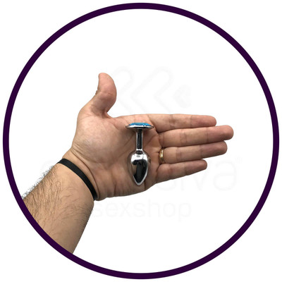 Plug Anal "P" em Alumínio Polido no Formato Cônico com Joia na Base - 5,7 x 2,7 cm | Cor: Azul Claro