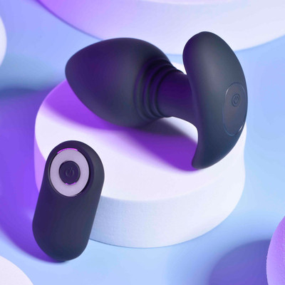 Foto 2 do produto Plug Anal ''G'' em Silicone com 10 Modos de Vibrações. Recarregável e Controle Remoto Sem Fio - Evolved Playboy Pleasure Plug e Play | 8,3 x 4,1 cm