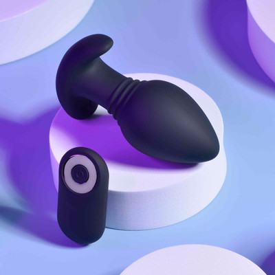 Foto 1 do produto Plug Anal ''G'' em Silicone com 10 Modos de Vibrações. Recarregável e Controle Remoto Sem Fio - Evolved Playboy Pleasure Plug e Play | 8,3 x 4,1 cm