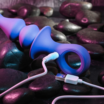 Foto 4 do produto Plug Anal Recarregável em Silicone com 12 Vibrações e Alça de Segurança - Gender X Ring Pop | 8,5 x 3,6 cm
