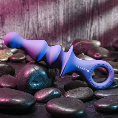 Foto 2 do produto Plug Anal Recarregável em Silicone com 12 Vibrações e Alça de Segurança - Gender X Ring Pop | 8,5 x 3,6 cm