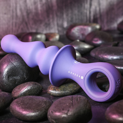 Foto 3 do produto Plug Anal Recarregável em Silicone com 12 Vibrações e Alça de Segurança - Gender X Ring Pop | 8,5 x 3,6 cm