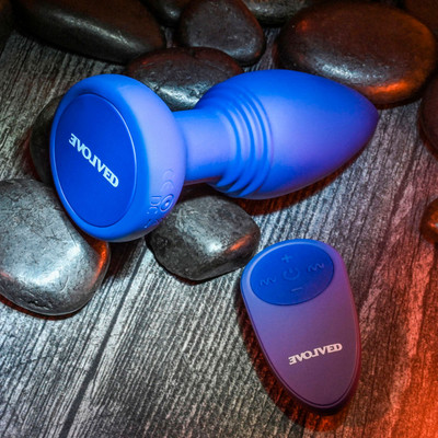 Foto 3 do produto Plug Anal Recarregável em Silicone Aveludado com 7 Vibrações, 3 Velocidades e Controle Remoto sem Fio - Evolved Smooshy Tushy | 8,5 x 4,3 cm
