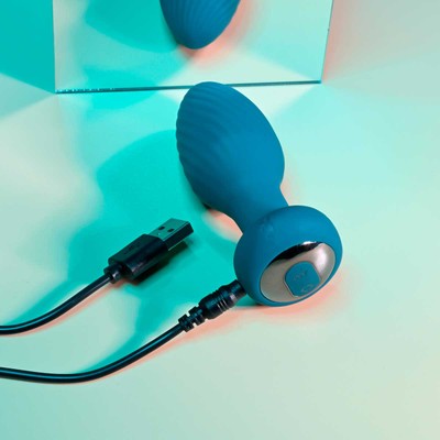 Foto 4 do produto Plug Anal em Silicone com Controle Remoto Sem Fio, 8 Vibrações e Rotações, Recarregável - Evolved Playboy Pleasure Spining Tail Teaser | 7,5 x 3,2 cm