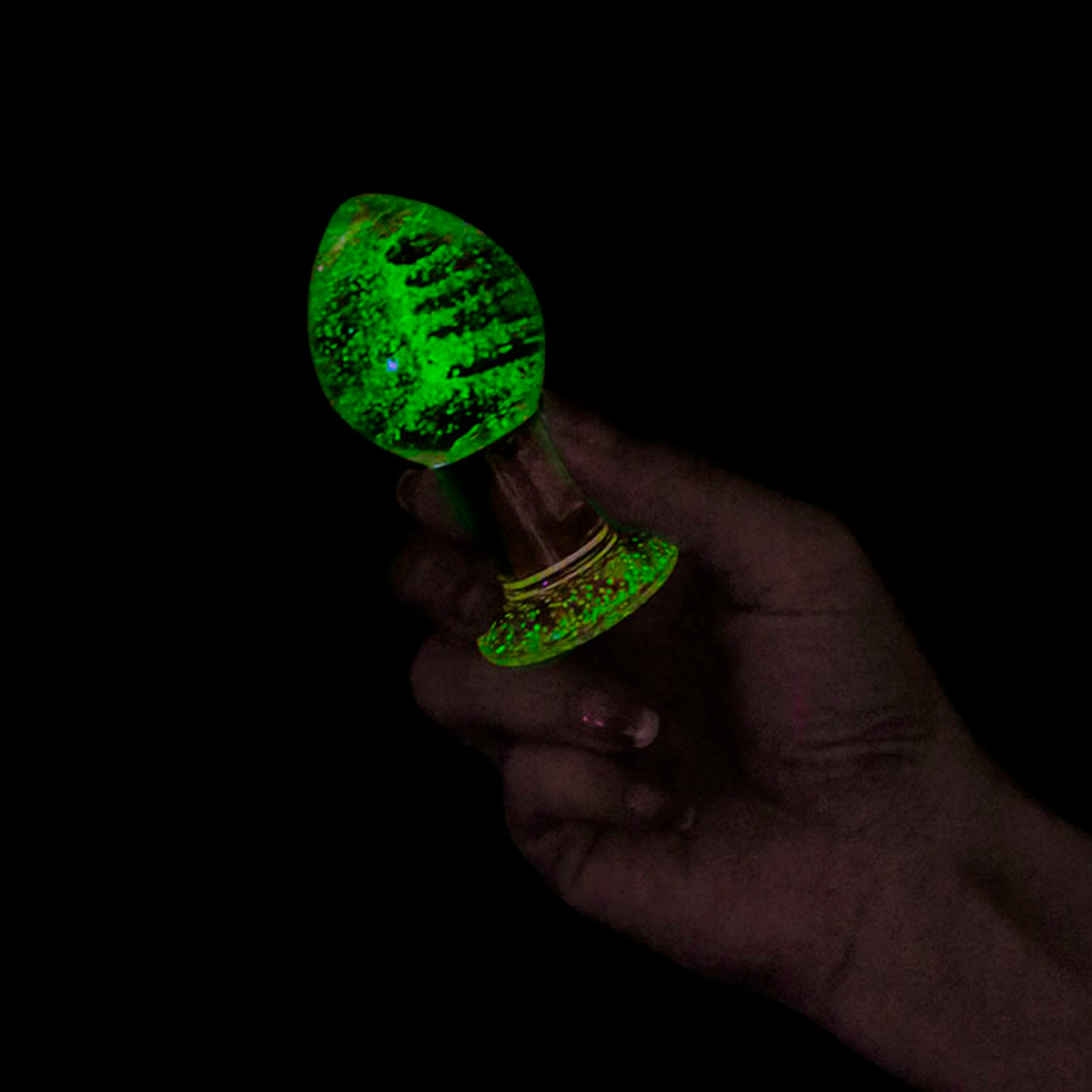 Plug Anal no Tamanho "M" em Vidro Resistente com Formato Cônico que Brilha no Escuro - 3R Import | 7 x 3,8 cm - 6